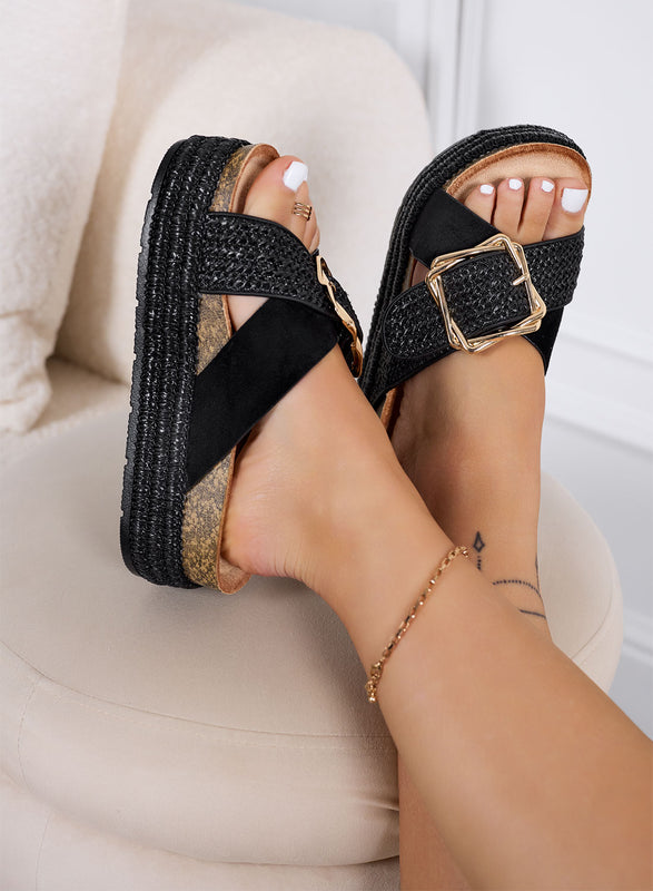 MAYA - Sandales mules noires à plateforme avec grande boucle dorée tressée