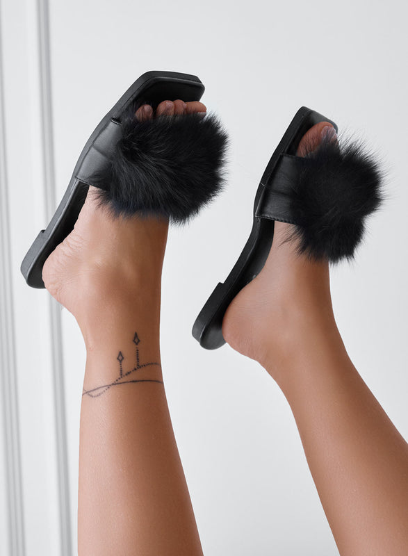 SAMUELA - Chaussons sandales noirs avec fausse fourrure