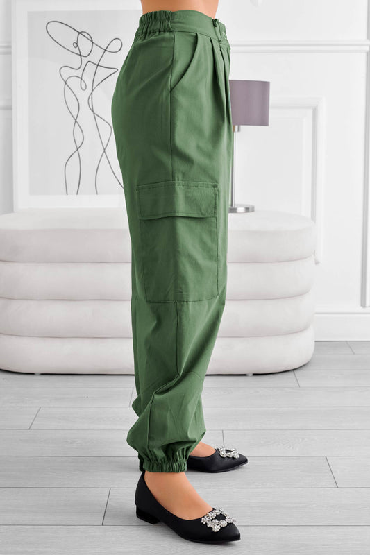 Pantalon cargo vert avec poches latérales