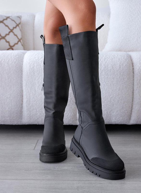 Bottes noires en tissu imperméable