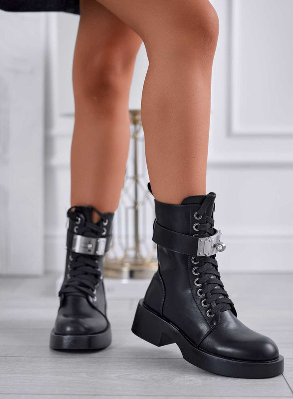 DORIAN - Bottines noires style militaire avec plaque argentée