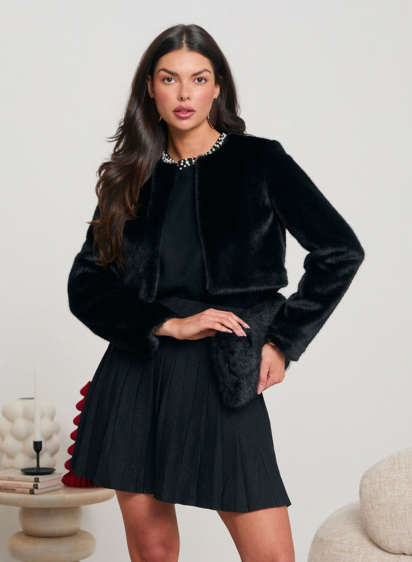 Giacca cropped nera in pelliccia sintetica