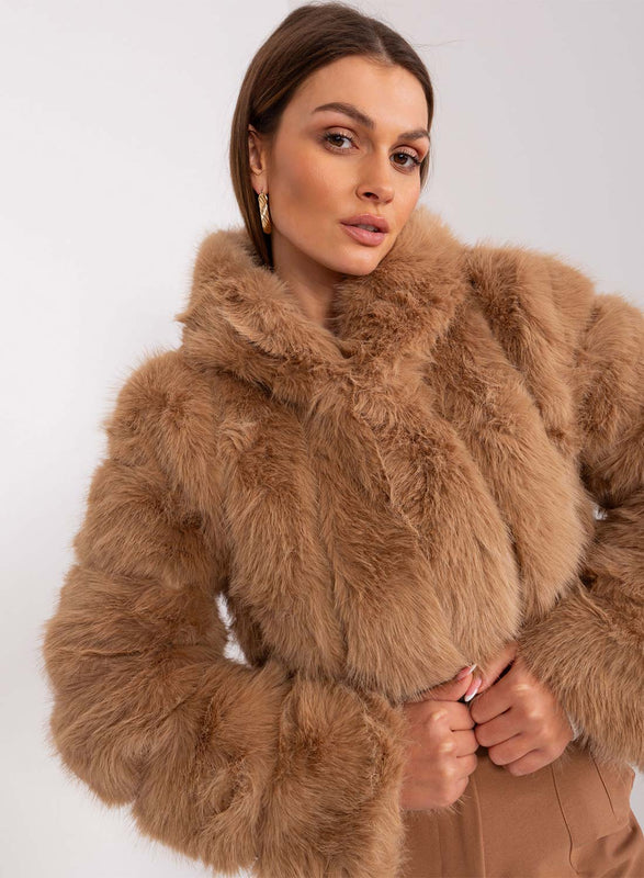 Veste courte en fausse fourrure avec capuche à poils longs camel