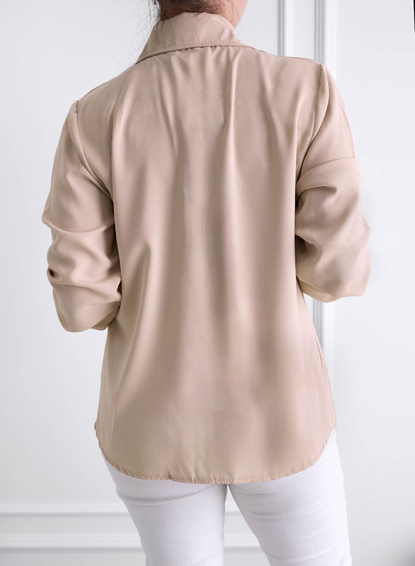 Chemise beige à col ornementé