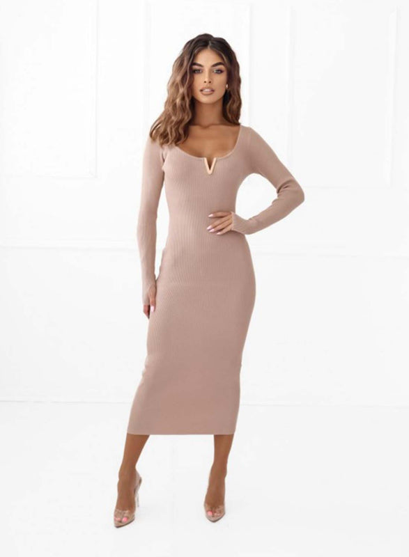 Robe midi en maille beige avec décolleté en V doré