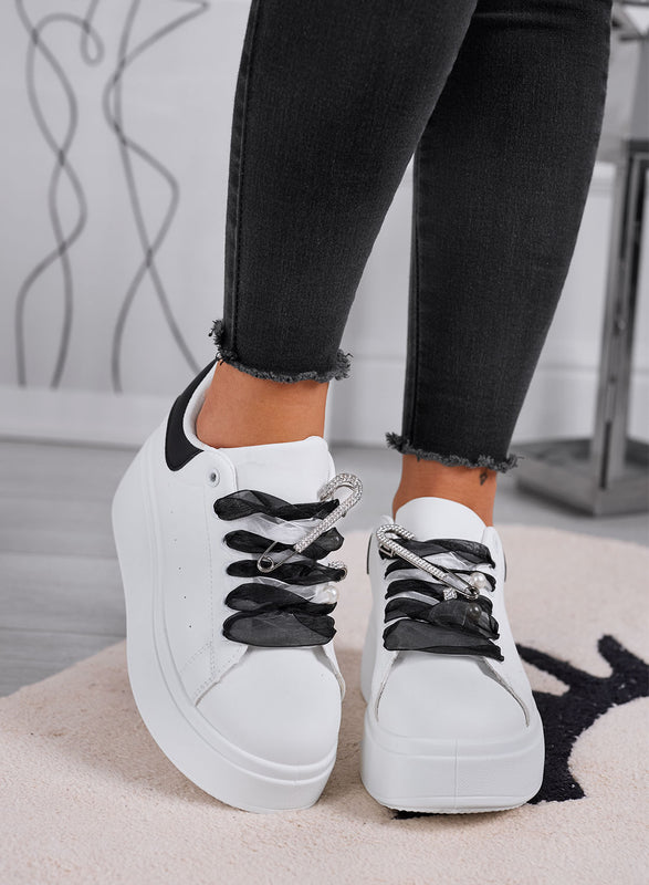 ANGY - Sneakers bianche platform con lacci in organza neri e spilla gioiello