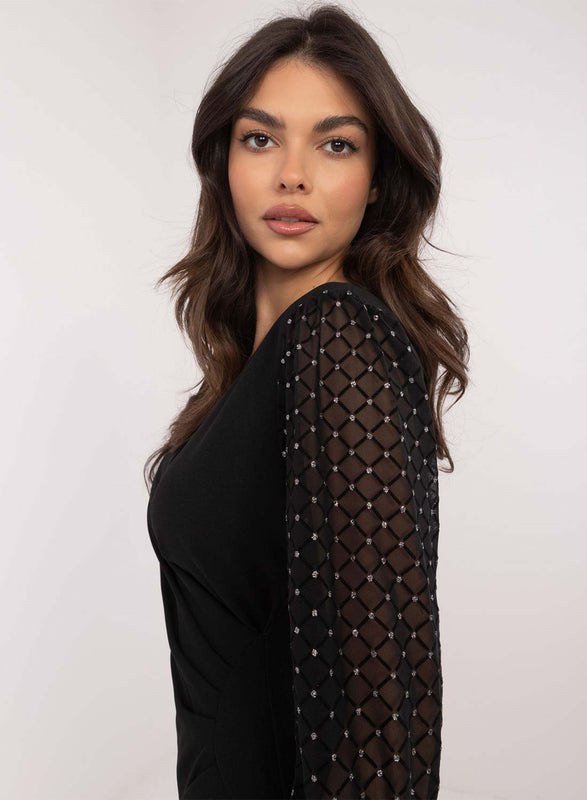Robe noire avec manches en voile