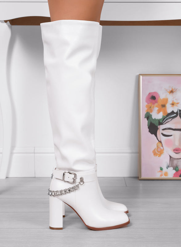 ALESSANDRA - Stivali bianchi Alexoo alla coscia con catena in strass