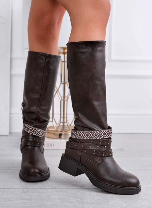 ALINA - Boots marron à studs et bande à motif