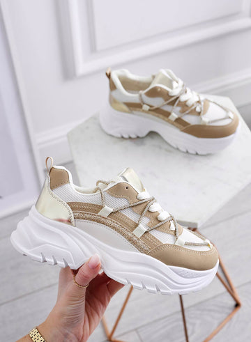 Baskets couleur boue avec empiècements pailletés et lacets strass