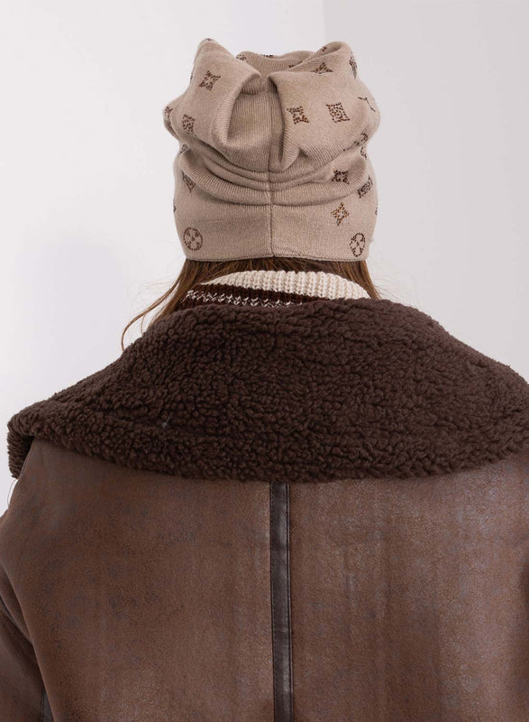 Chapeau matelassé couleur boue avec applications strass