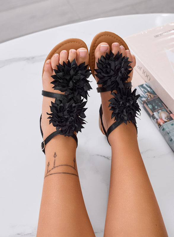 CONNIE - Tongs en satin noir avec fleur appliquée
