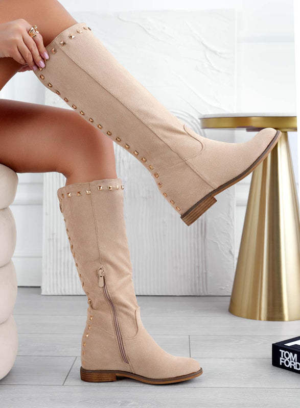 JANINE - Bottines en daim beige avec coin intérieur et clous