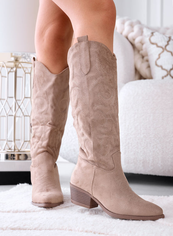 METEORA - Bottes camperos en daim boue avec broderie en relief