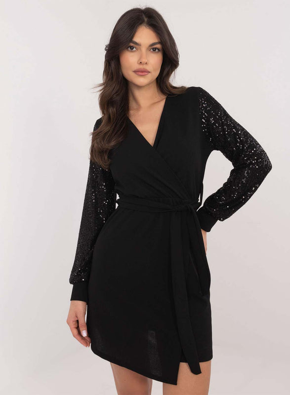 Robe noire avec manches en sequins