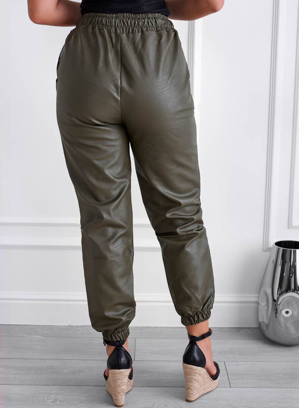 Pantalon vert en éco-cuir avec ressort et taille à cordon