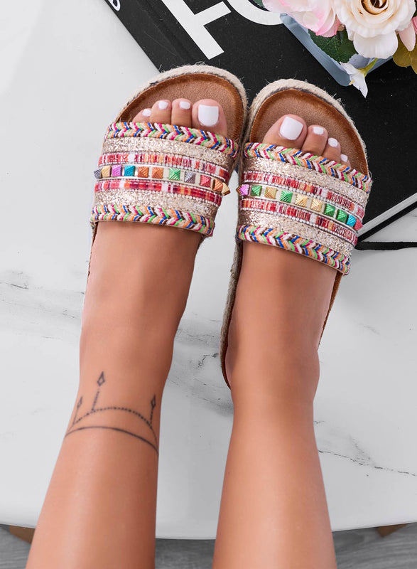 LIARS - Sandales chaussons beiges à semelle compensée et studs multicolores