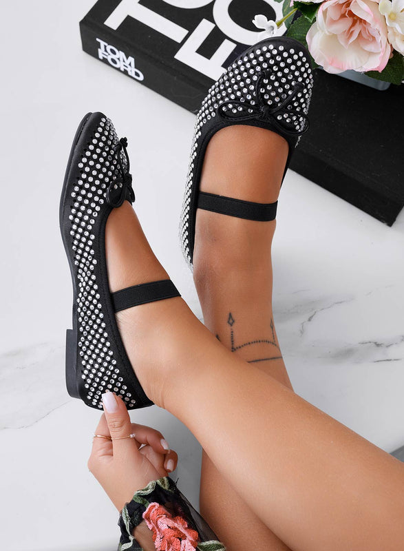 Ballerines noires ornées de bijoux avec nœud