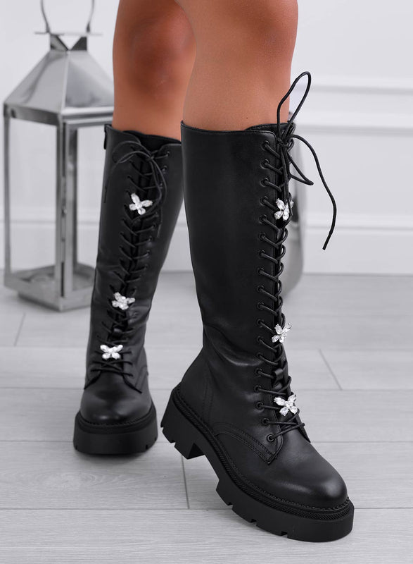 Bottes noires style militaire avec bijou papillon