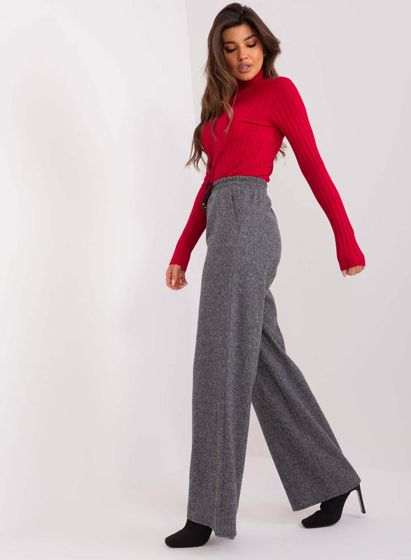 Pantalon gris avec ressort et cordon à la taille