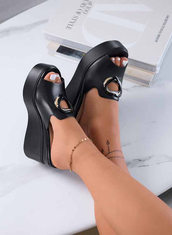 SAMANTHA - Sandales sabot noires pour femme avec talon compensé et détail en forme de cœur