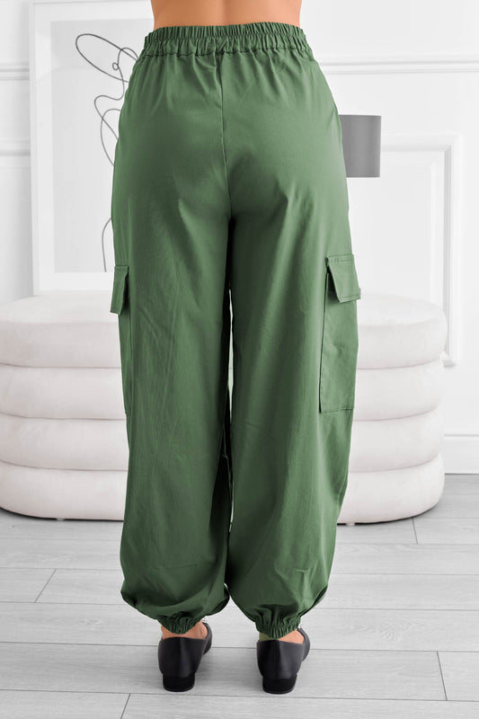 Pantalon cargo vert avec poches latérales