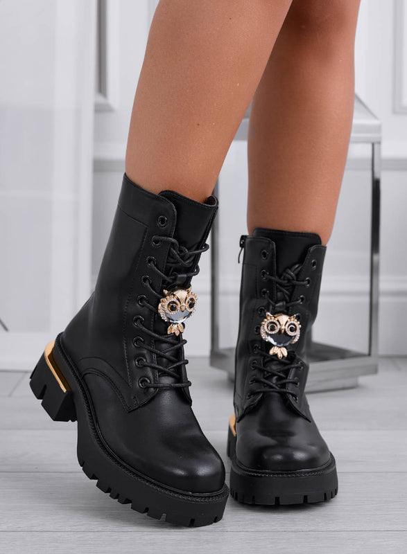 VANIA - Bottines noires style rangers avec application hibou doré