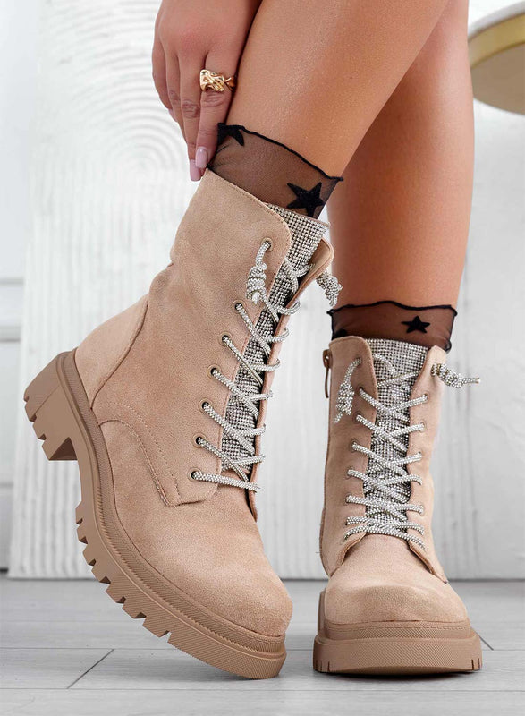 MOIRA - Bottines style militaire Alexoo beiges avec lacets et languette bijou