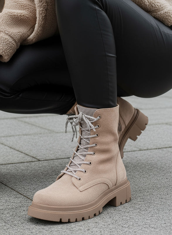 MOIRA - Bottines style militaire Alexoo beiges avec lacets et languette bijou