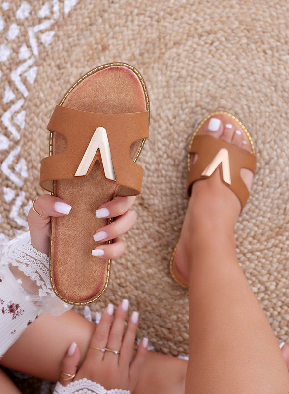 MYER - Sandales chaussons camel avec application V dorée