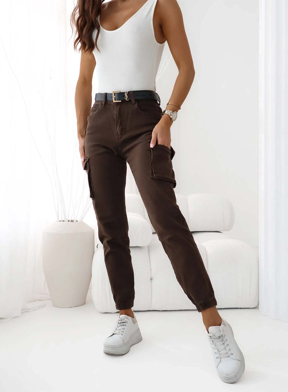 Pantalon cargo marron avec poches latérales