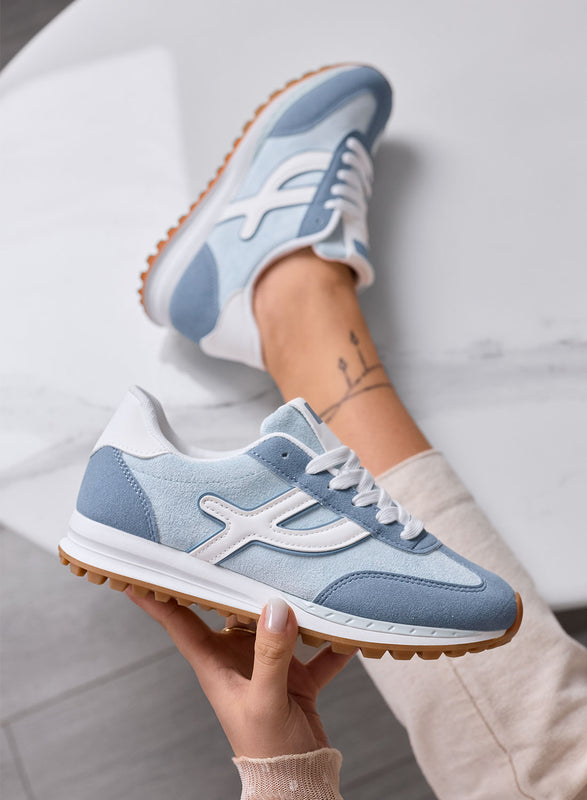 MONICA - Sneakers azzurro polvere con inserti e lacci bianchi