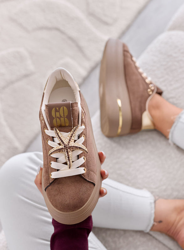 PAMELA - Zapatillas marrones con plataforma y detalles de joya en forma de estrellas