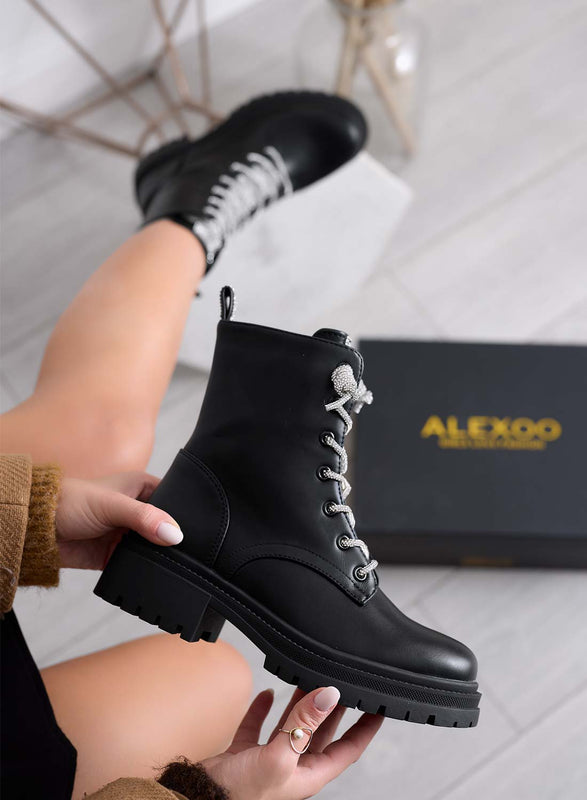 MOIRA - Bottines noires style militaire Alexoo avec lacets et languette bijou