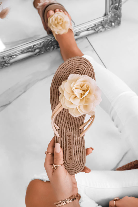 BARTH - Sandales à lanières beige avec fleur appliquée