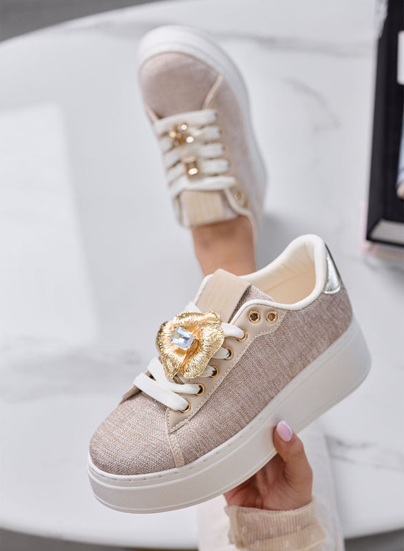 NORA - Zapatillas Beige con Apliques de Joya y Suela Plataforma