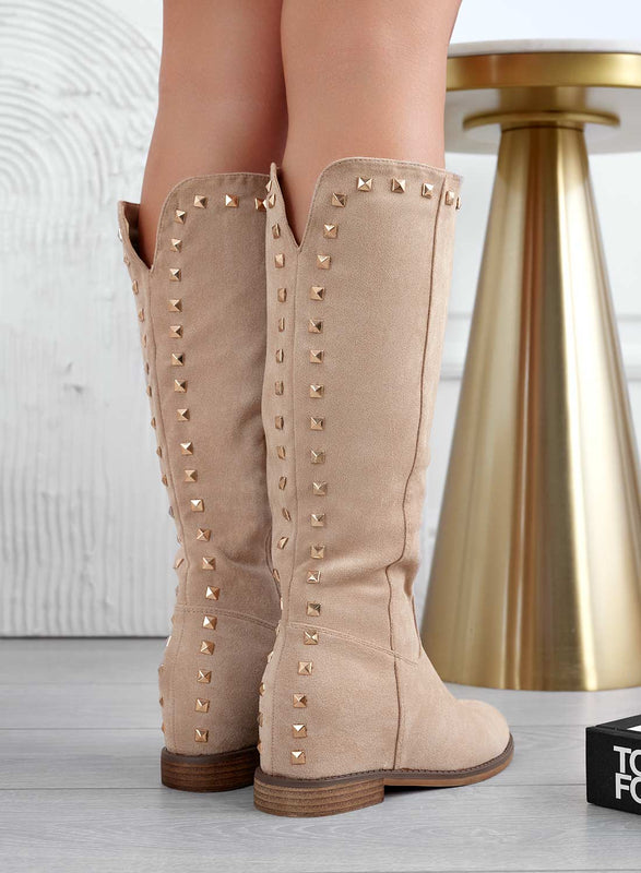 JANINE - Bottines en daim beige avec coin intérieur et clous