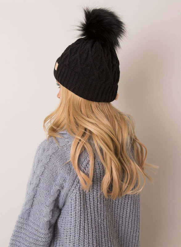 Bonnet noir matelassé avec pompon en fausse fourrure