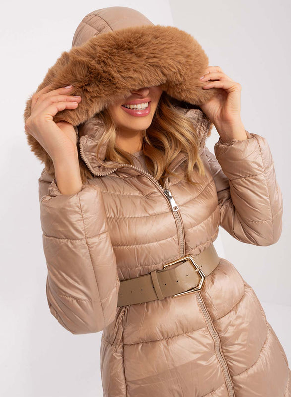 Veste matelassée longue avec capuche en fausse fourrure couleur fango