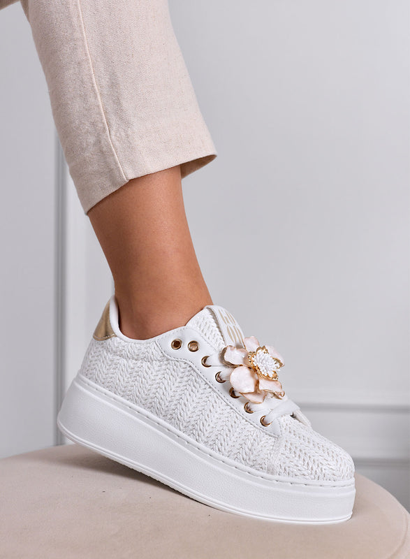 DOROTY - Sneakers bianche con Applicazioni fiore Gioiello e Suola Platform