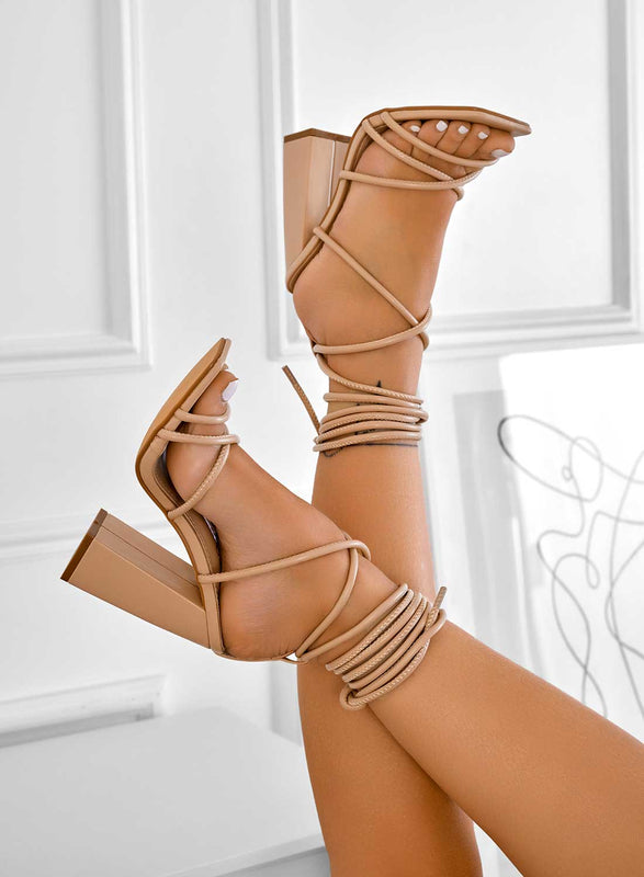 OKLAOMA - Sandales Alexoo nude à lacets avec talon