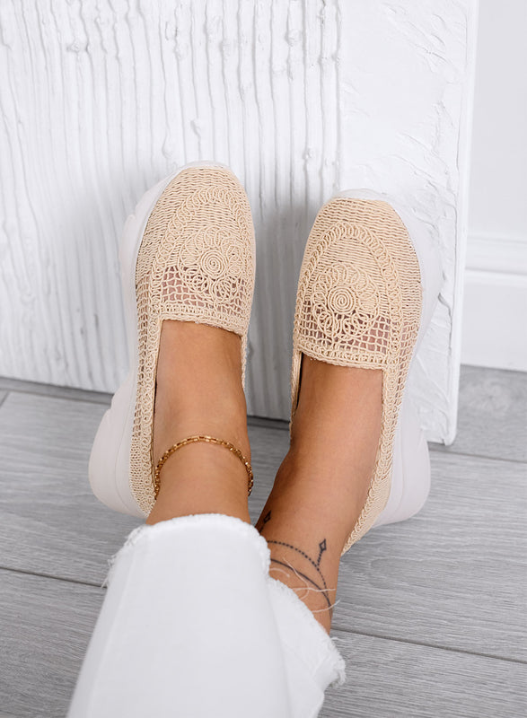 NASTIA - Mocasines beige Slip-on calados en crochet con suela chunky blanca