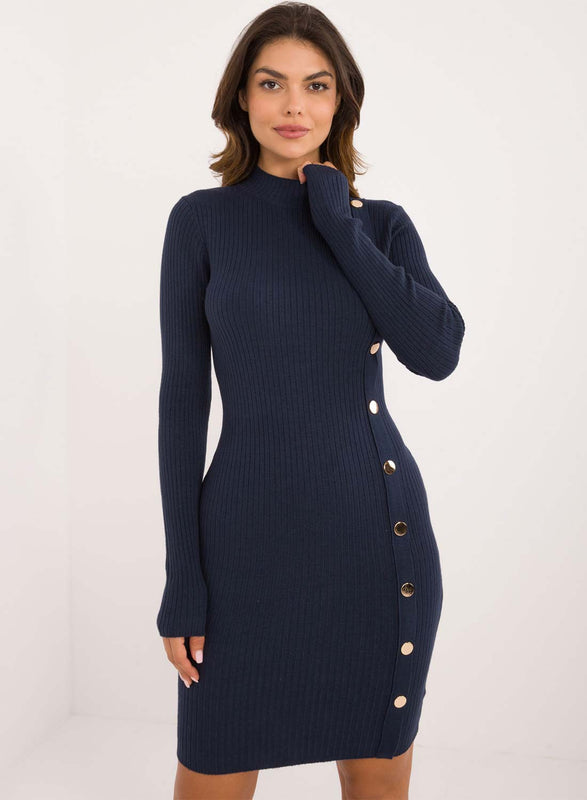 Robe bleue côtelée avec boutons dorés