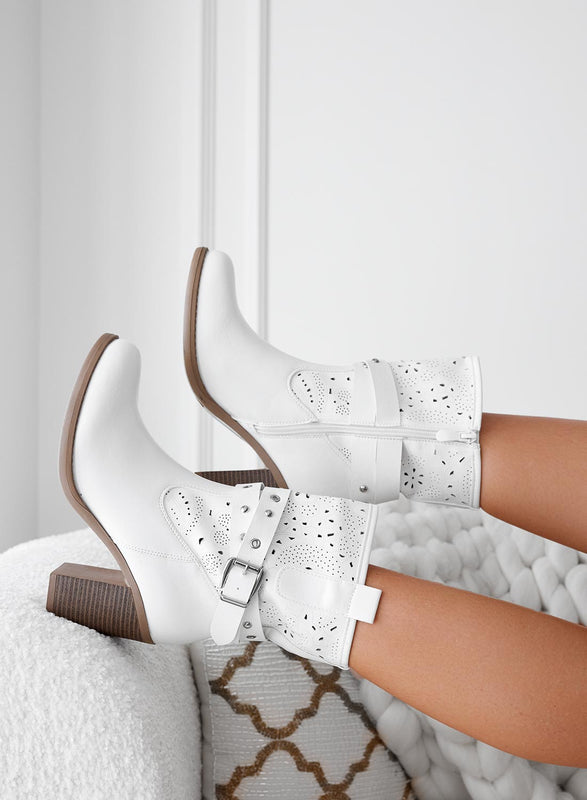 BRIEE - Bottines blanches perforées à talon confortable