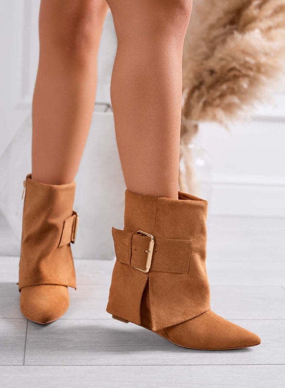 ISHA - Bottines camel en daim avec semelle compensée et boucle