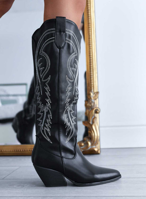 KARINA - Camper boots noires en simili cuir avec broderie blanche