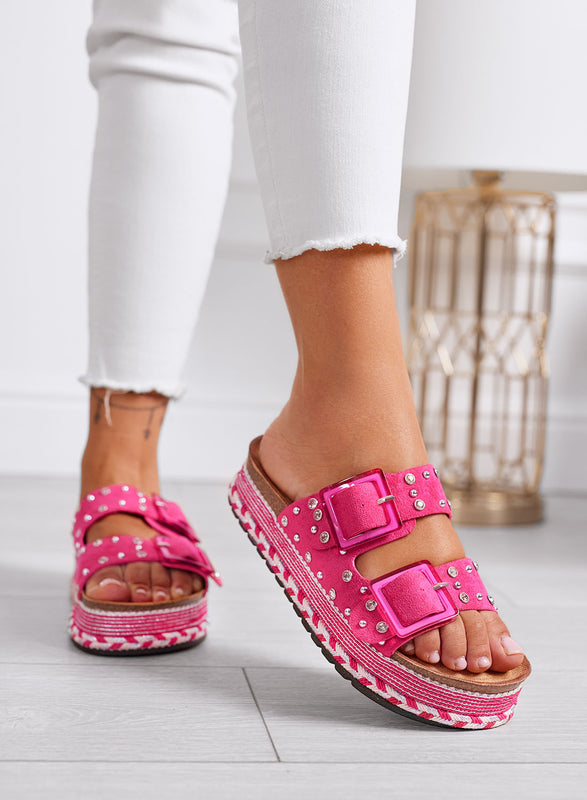 MOANA - Sandales mules fuchsia à plateforme avec boucles bleues, clous et strass