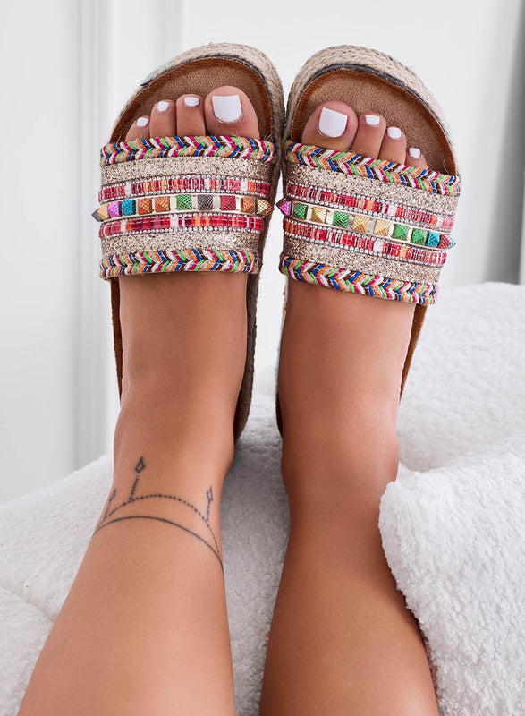 LIARS - Sandales chaussons beiges à semelle compensée et studs multicolores