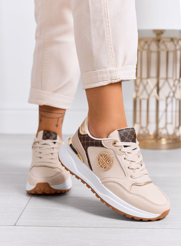 GLAMY - Zapatillas beige con detalles dorados y estampado monograma