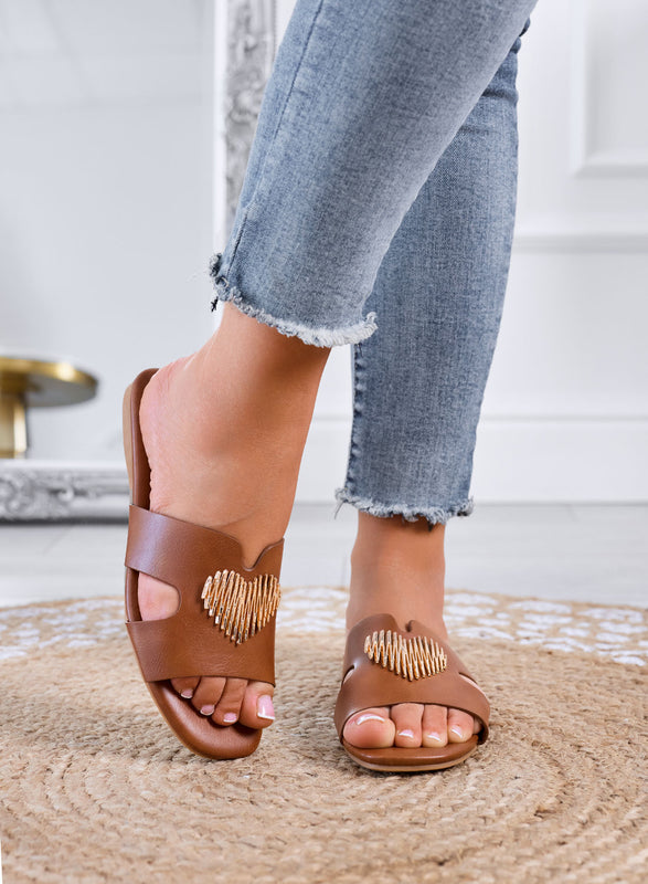 IGGY - Sandales camel type mule avec application cœur doré
